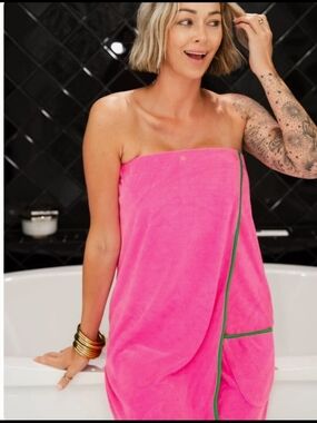 NWOT Polkadot Alley Pink Towel Wrap with Green Trim